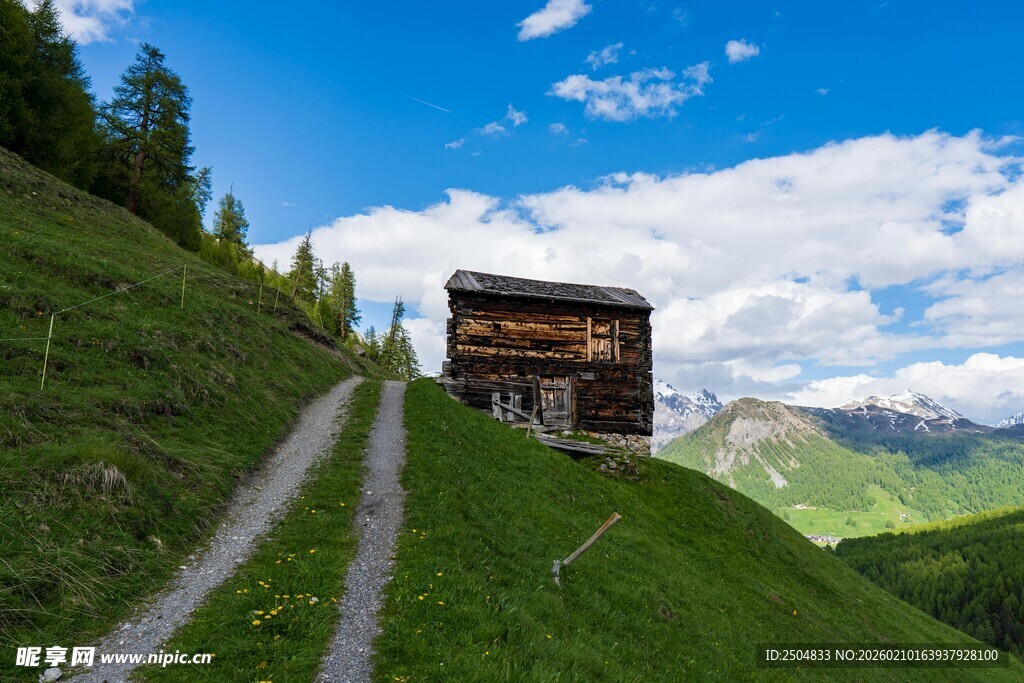 山间小屋旁的蜿蜒小径