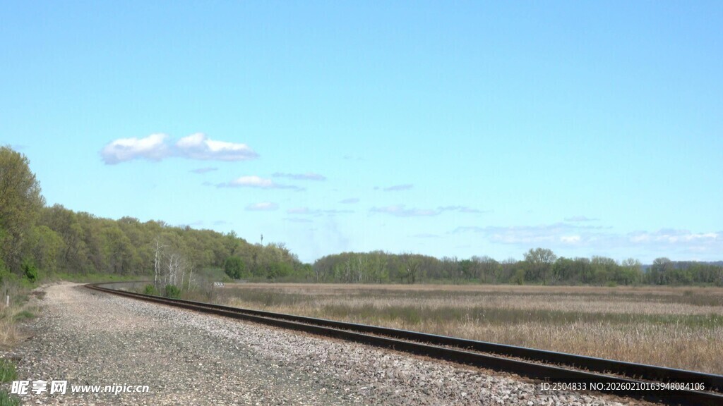 空旷铁轨旁的开阔风景
