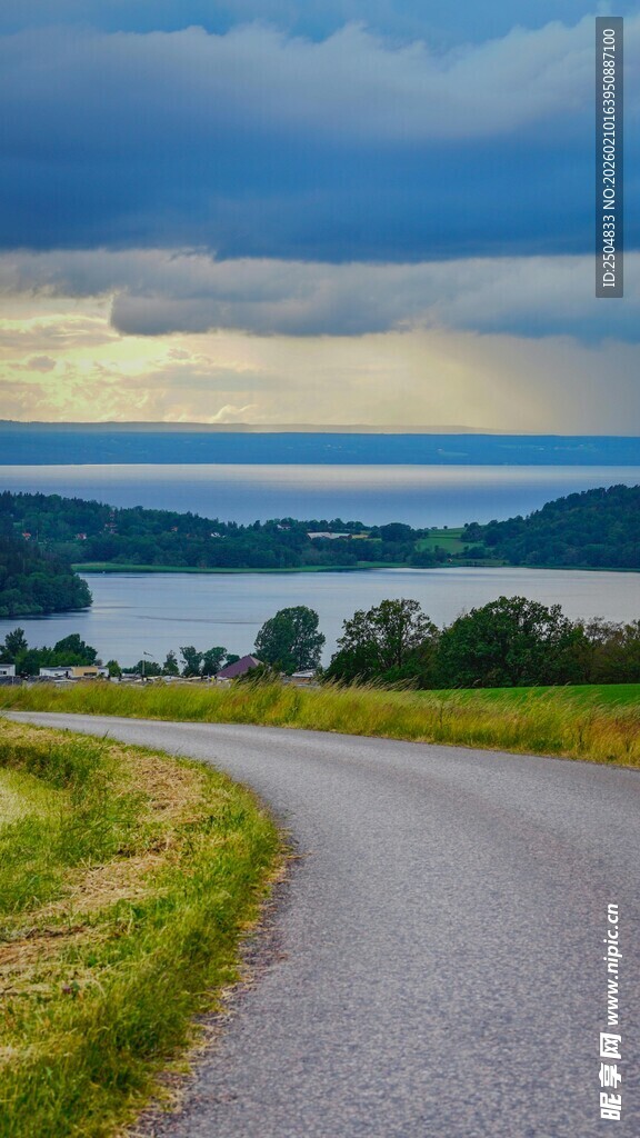 蜿蜒公路旁的美丽湖景