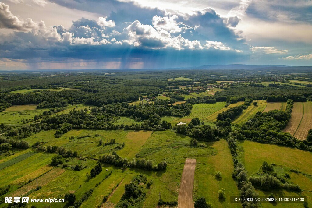广袤绿野上的壮丽天空景观