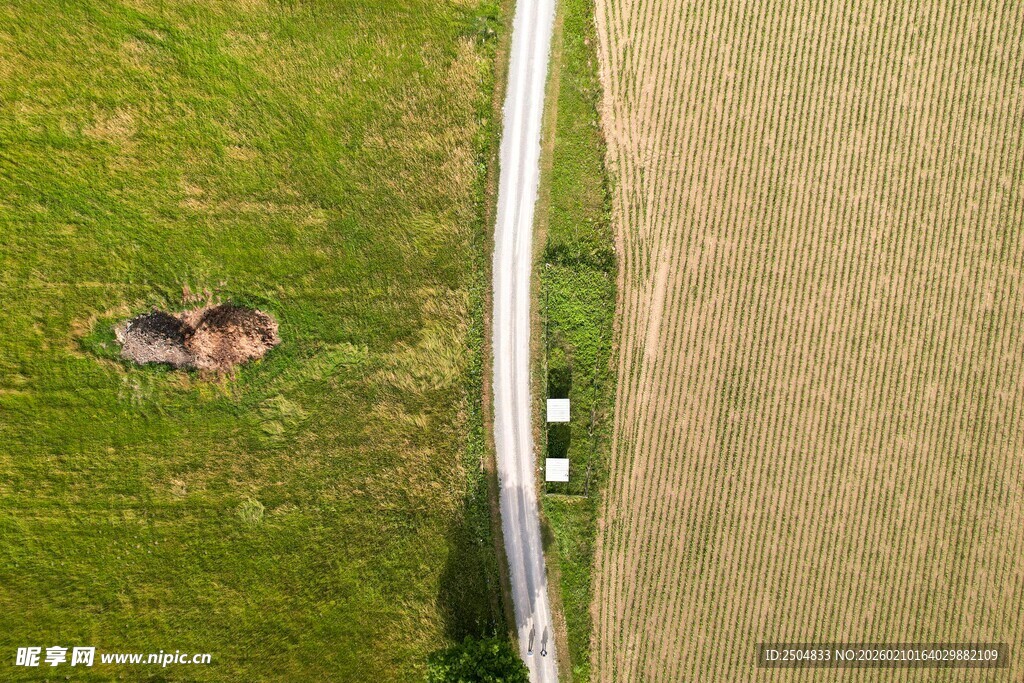 空中俯瞰草地与围栏