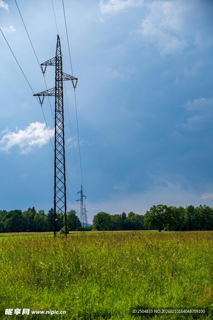 田野中的高压输电塔