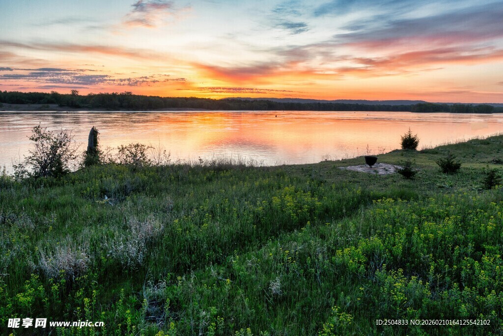 湖畔日落美景 绿意盎然