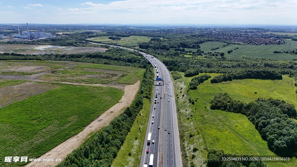 公路穿行绿野间