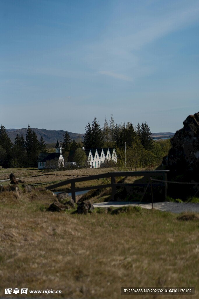 户外开阔草地与远处景致