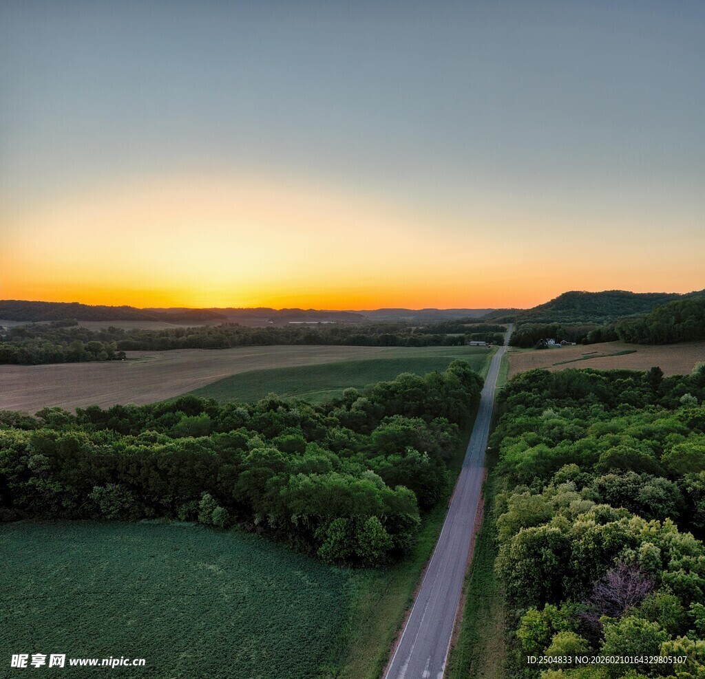 夕阳下的田野公路美景