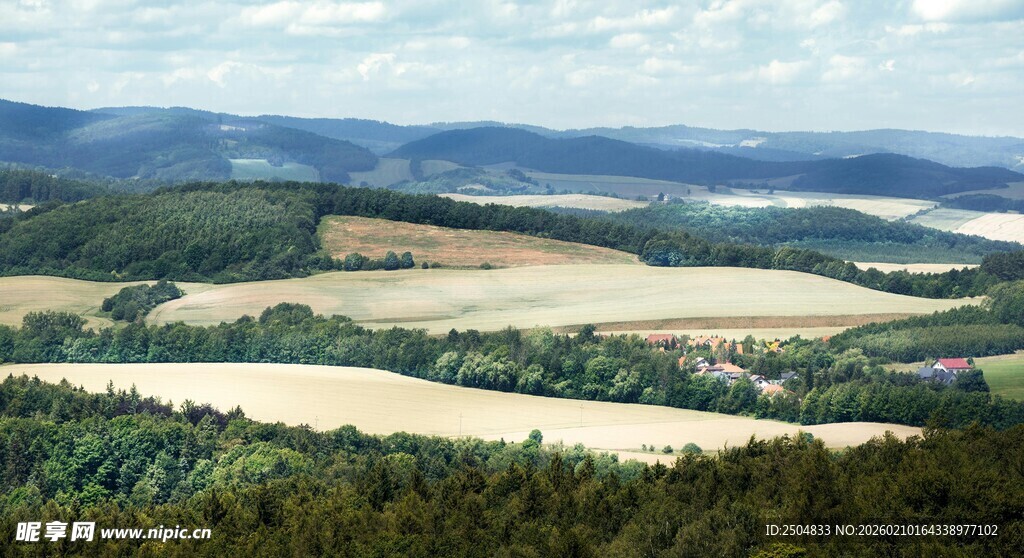 俯瞰广袤田野与山峦景色