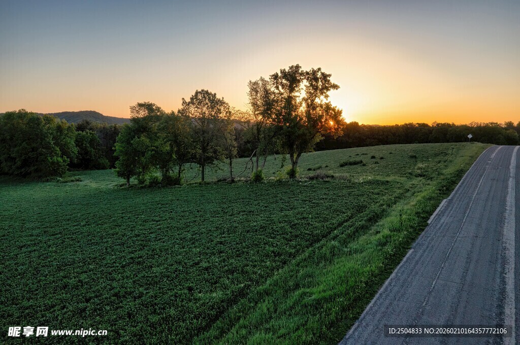 夕阳下的田野公路美景