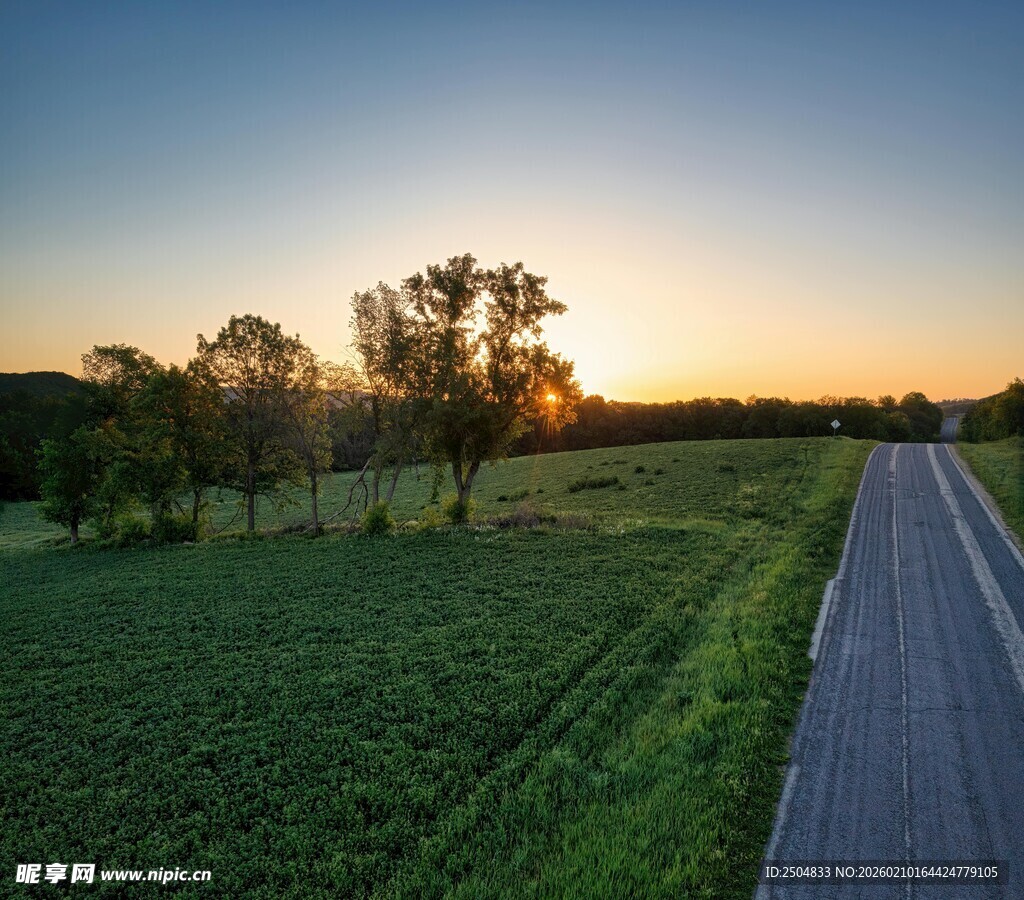 乡村公路边的美丽日落