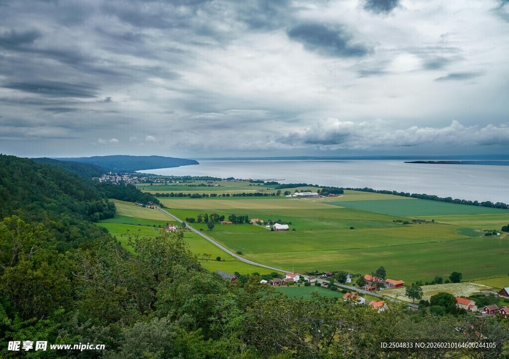 绿野蓝天间的壮阔自然景观