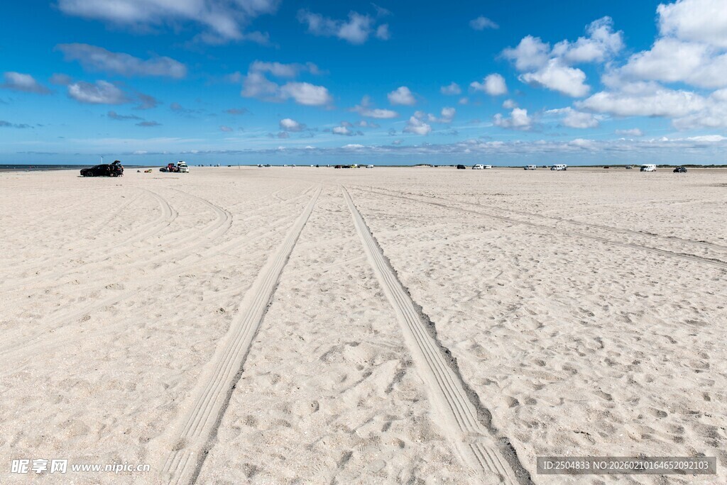 广阔沙滩上的车辙痕迹