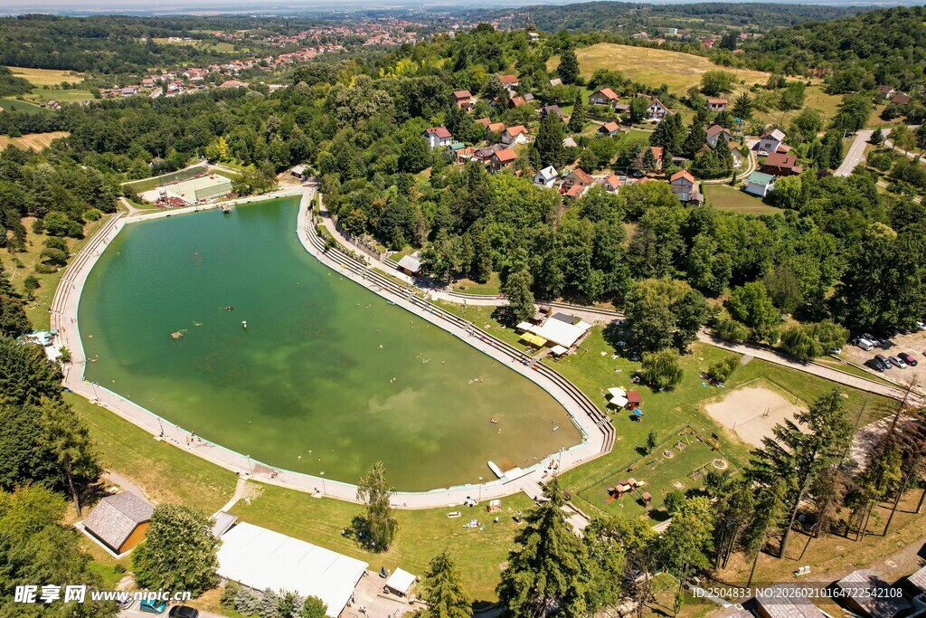 湖畔绿地鸟瞰美景