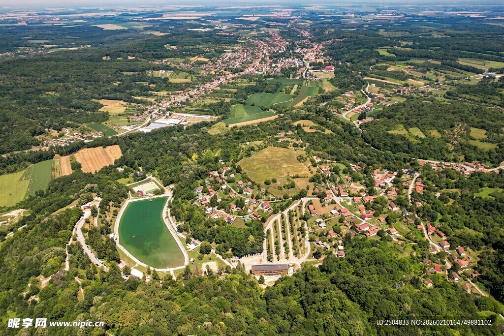 俯瞰绿意盎然的乡村美景