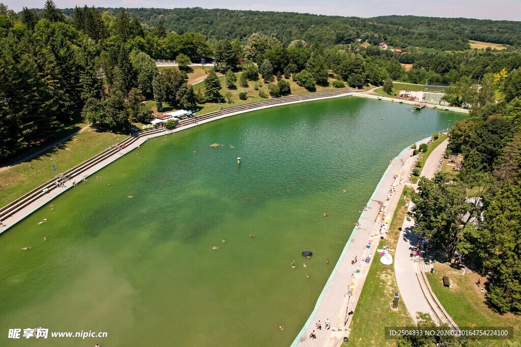 河畔风光 绿意盎然的休闲地
