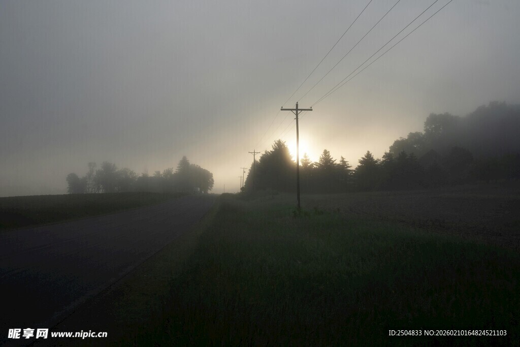 雾中十字架的神秘景象