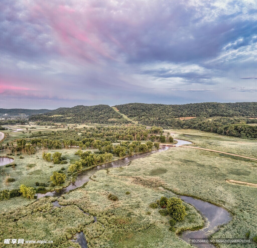 旷野风光 蜿蜒小路穿绿地