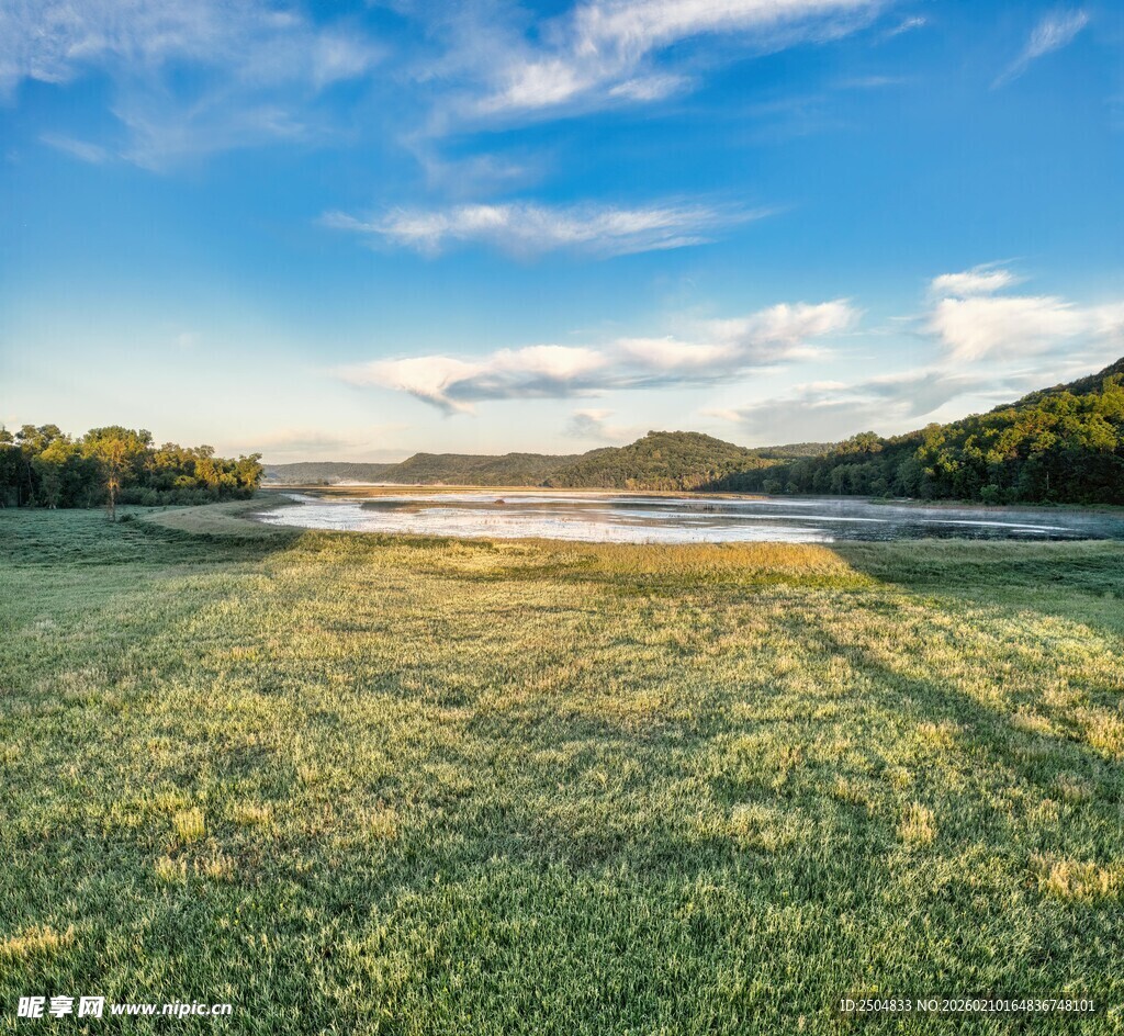 广袤草原与蓝天相映成趣