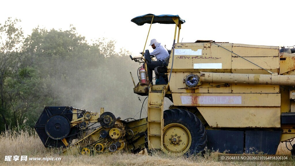 麦田中的联合 割机作业