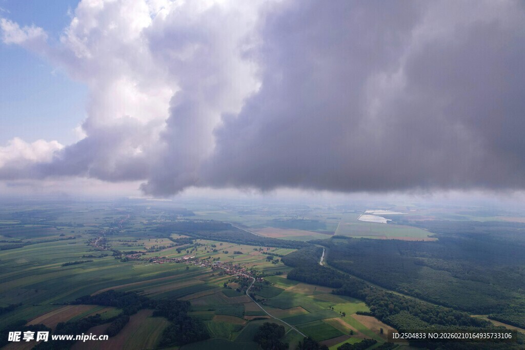 空中俯瞰广袤田野与云层