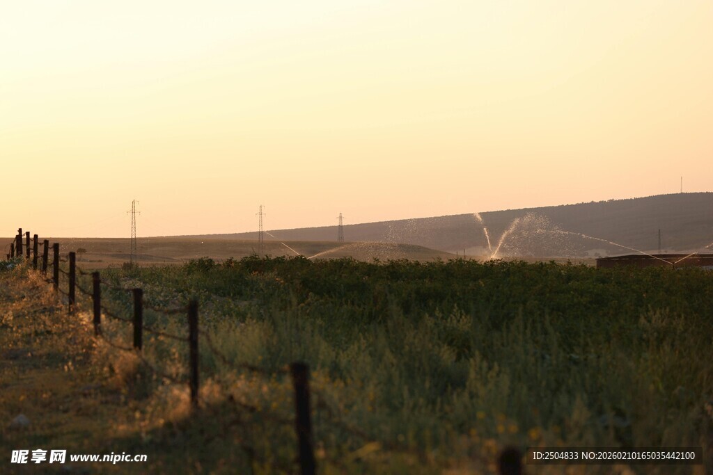 黄昏下的草原与围栏景观