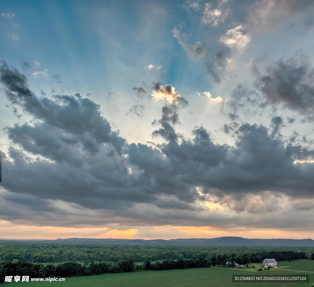 黄昏时分田野上的壮丽云层