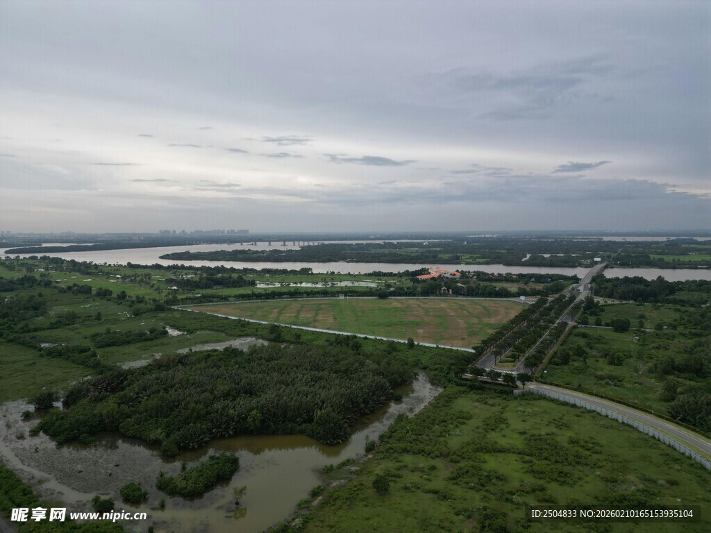 俯瞰绿野间蜿蜒公路与河流