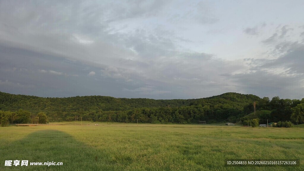 广袤田野与远处山峦景色