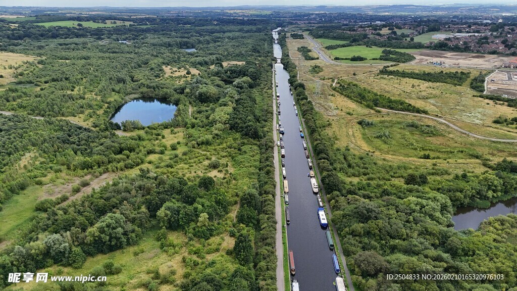 俯瞰公路穿行绿野风光