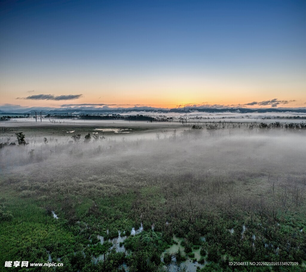 日出下的雾霭田野风光