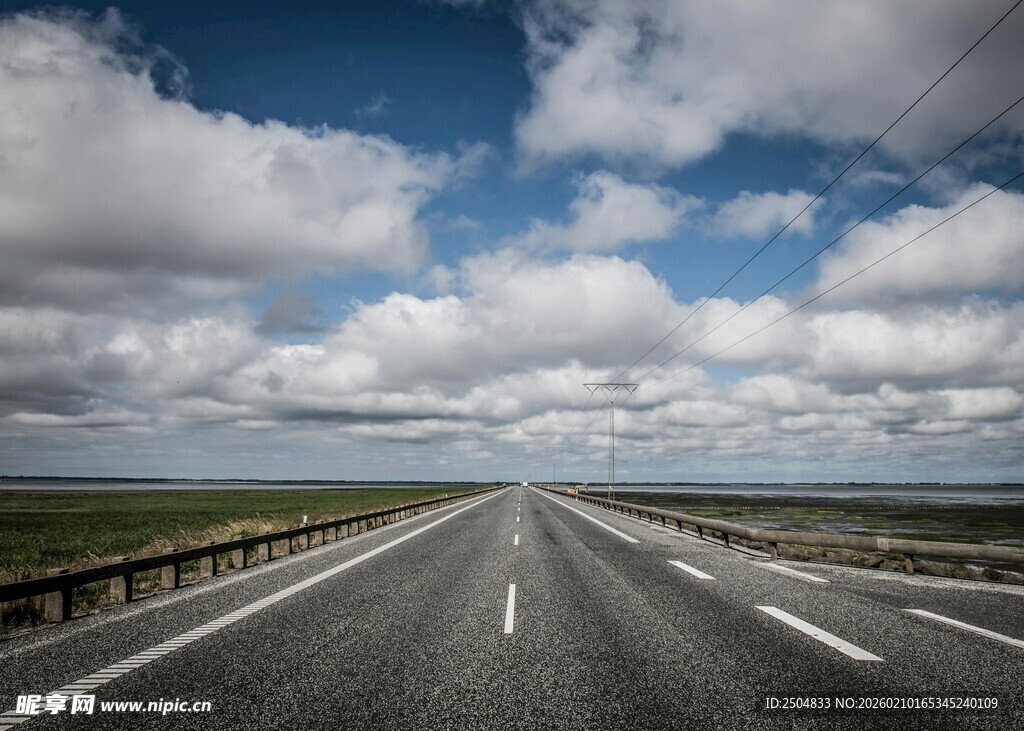 宽阔公路伸向蓝天白云