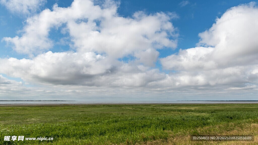 广袤草原上的蓝天白云