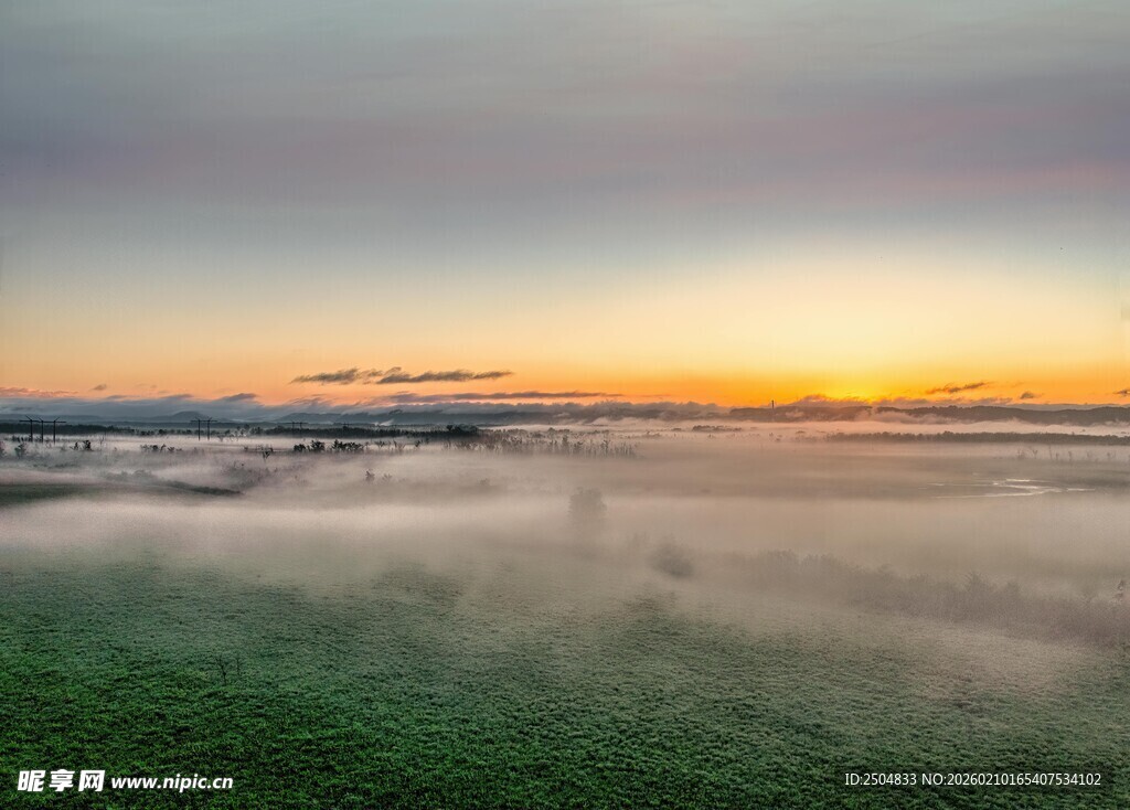 日出下的云海与绿野风光