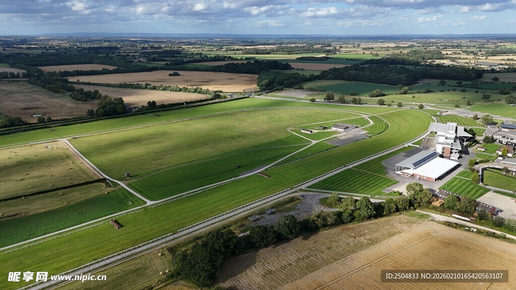俯瞰广袤田野与建筑景观
