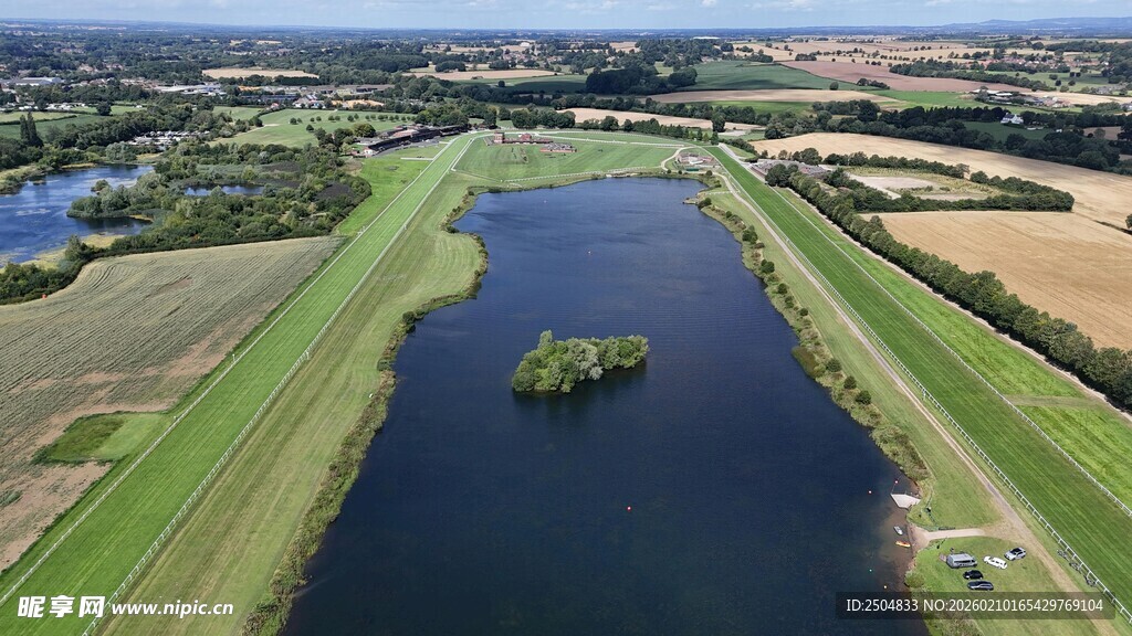 航拍广袤田野中的宽阔河流