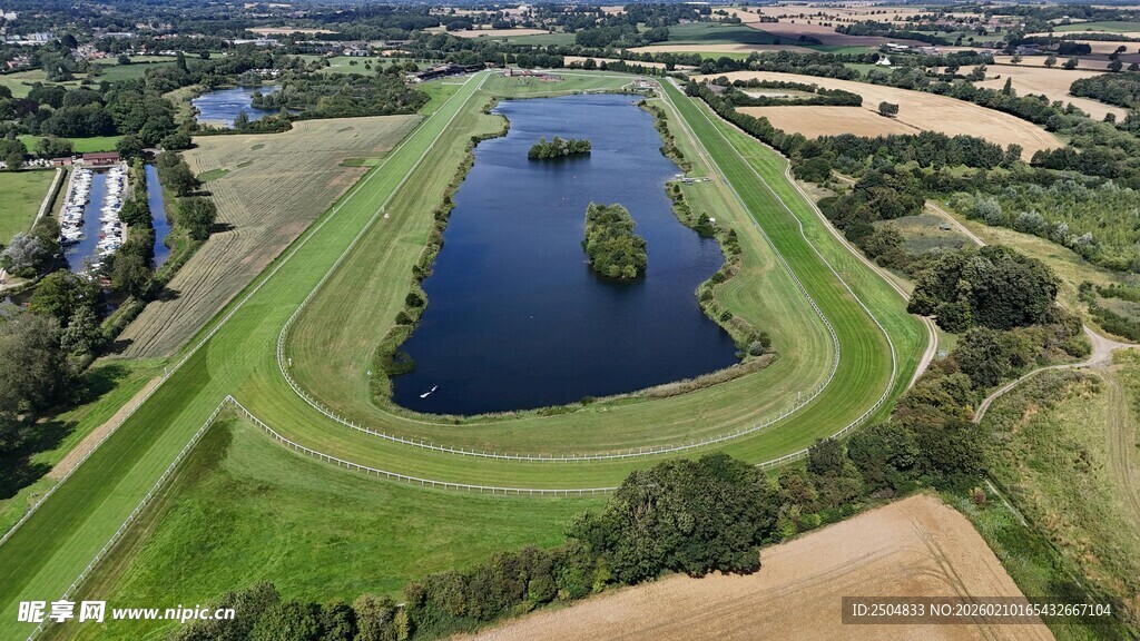 田园风光中的静谧湖泊