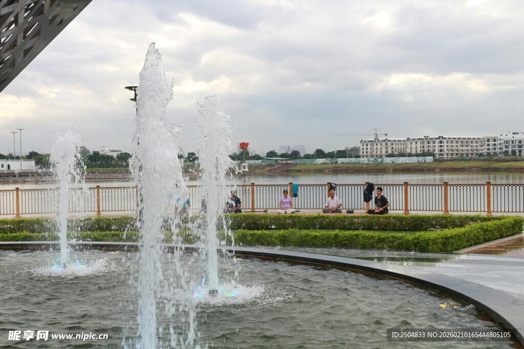 城市广场中的喷泉景观