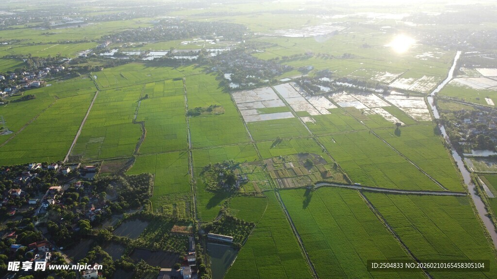 航拍广袤田野风光