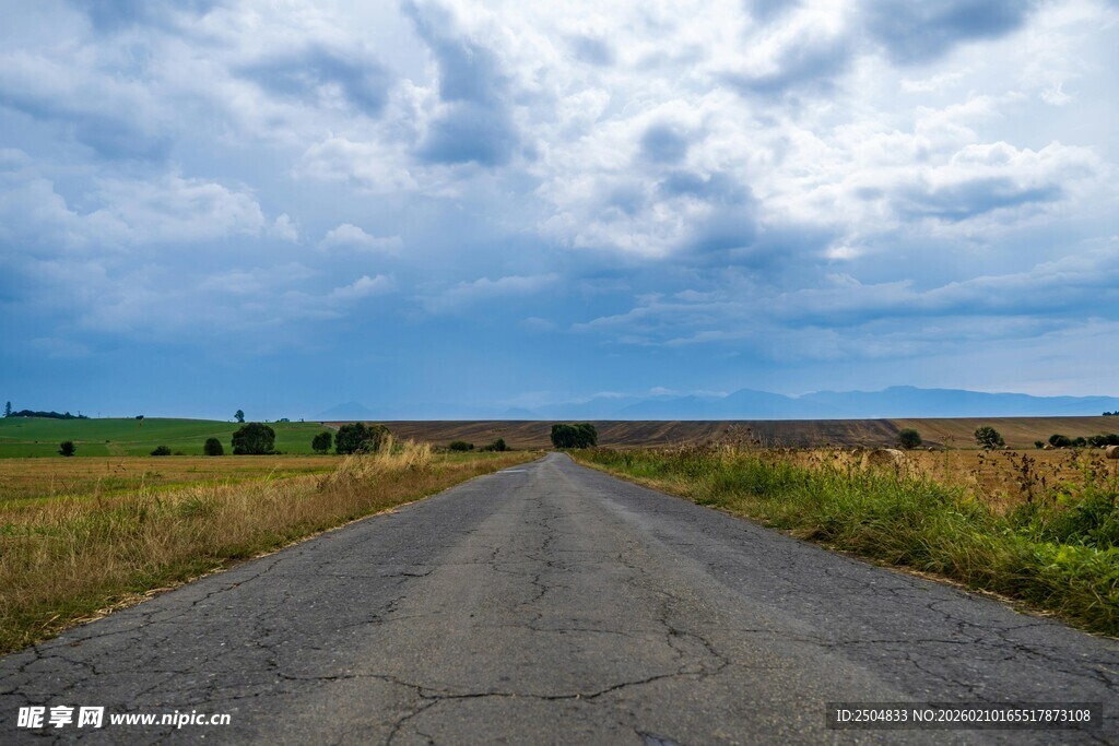 乡间长路 蓝天白云相伴