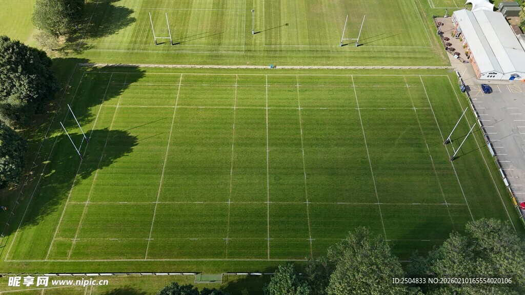 俯瞰绿茵足球场