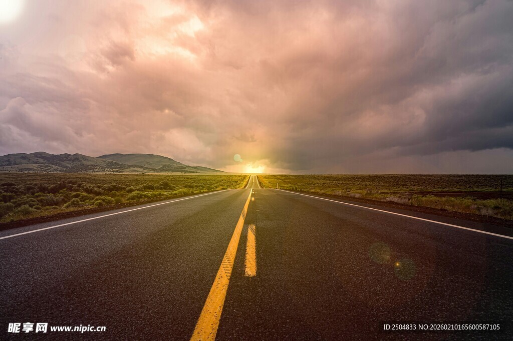 公路尽头的绚烂日出