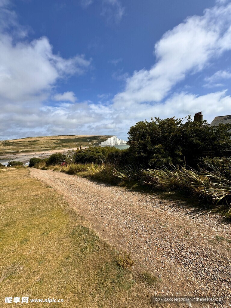 乡村碎石路 蓝天白云相伴