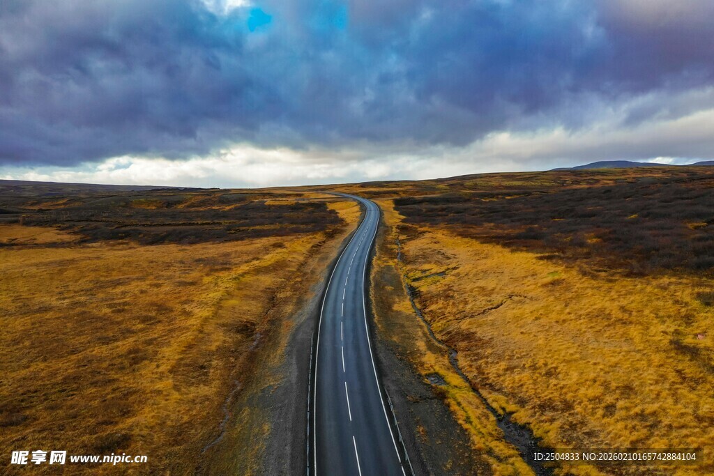 旷野中的蜿蜒公路