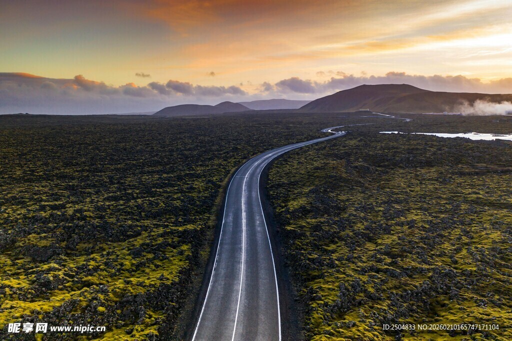 夕阳下的蜿蜒公路美景