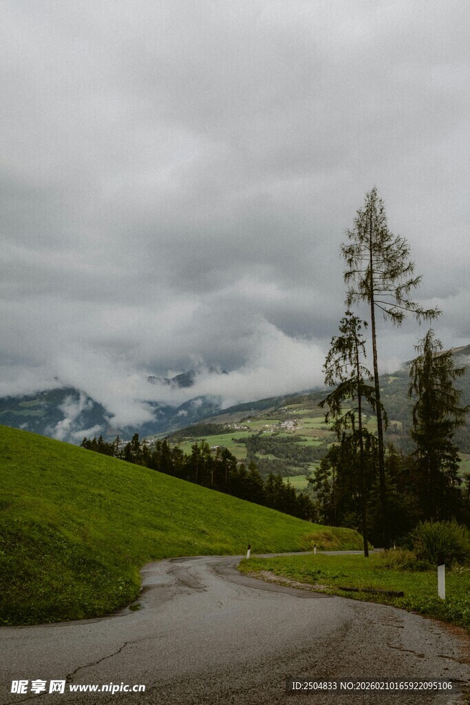 山间蜿蜒小路 绿意盎然