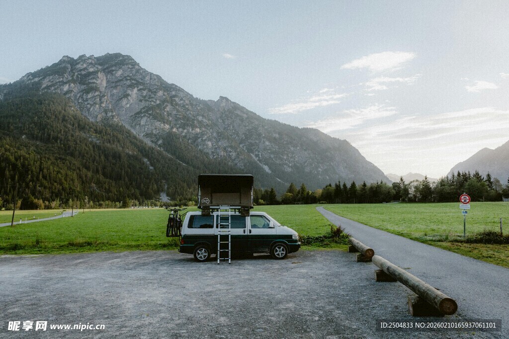 山间停车处的宁静风景