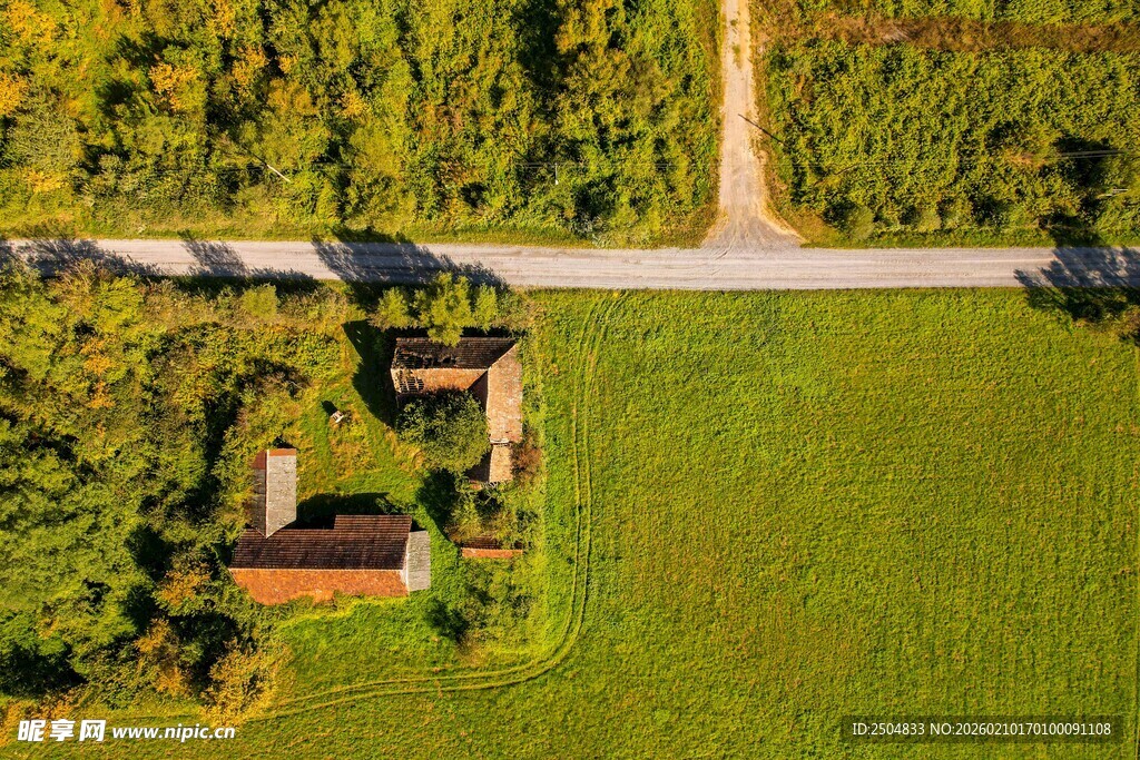 乡村田野中的房屋景观