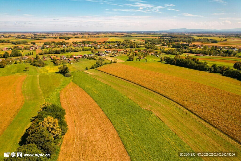 田园风光航拍图