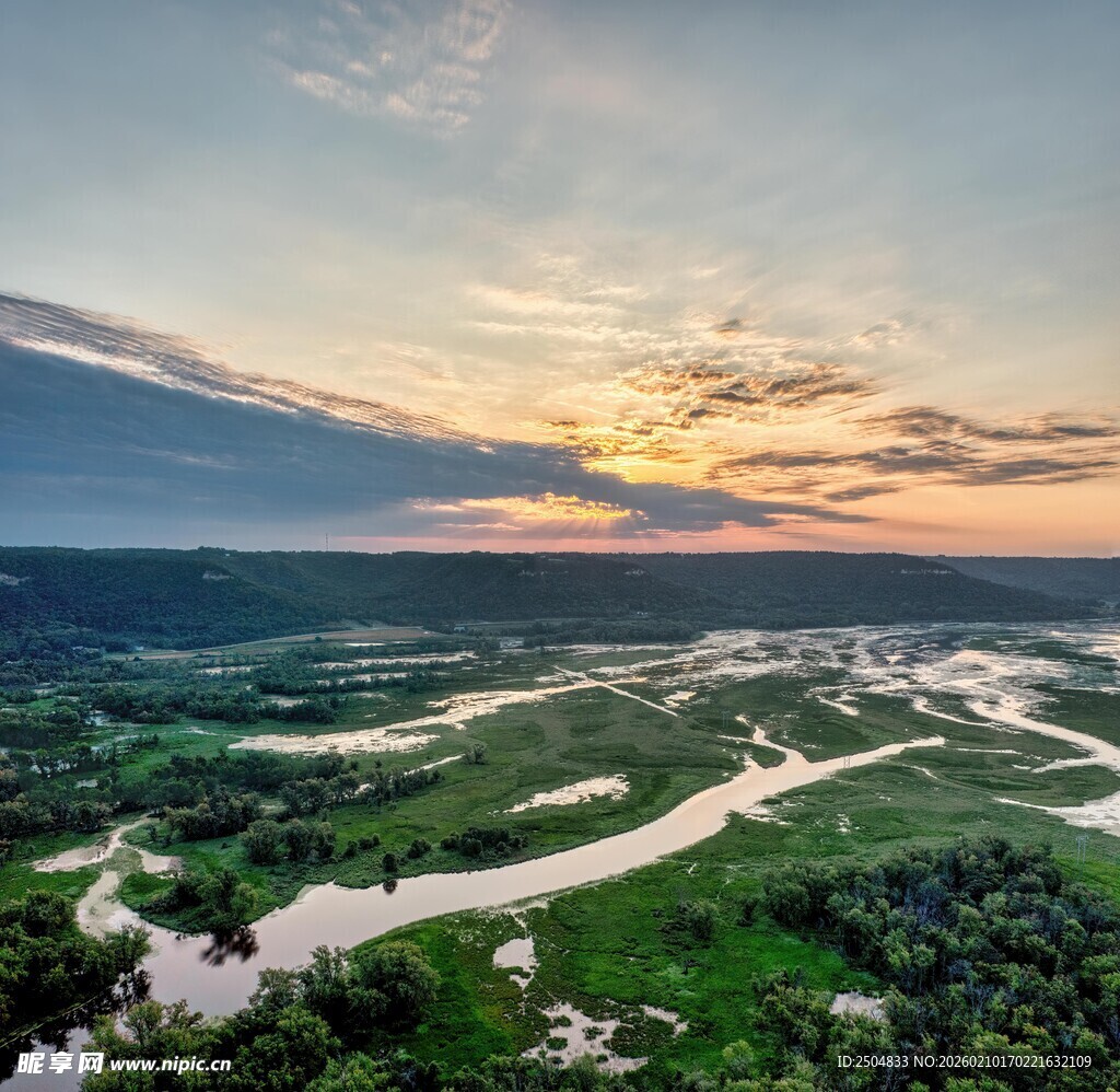 黄昏下蜿蜒河流的美丽风光