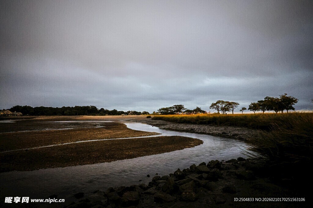 蜿蜒河畔的 沉天色