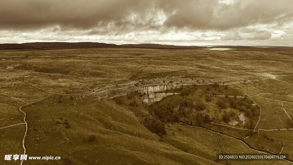 广袤原野的壮丽空中景象